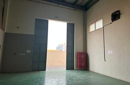 Warehouse - Studio - 4 Bathrooms for rent in Umm Al Thuoob - Umm Al Quwain