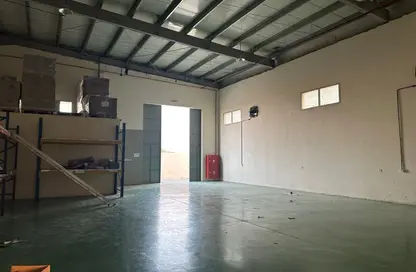 Warehouse - Studio - 4 Bathrooms for rent in Umm Al Thuoob - Umm Al Quwain