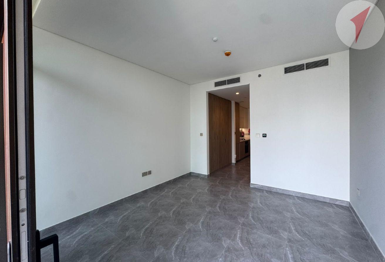 High floor | Burj Khalifa & Canal View Studio photo 5