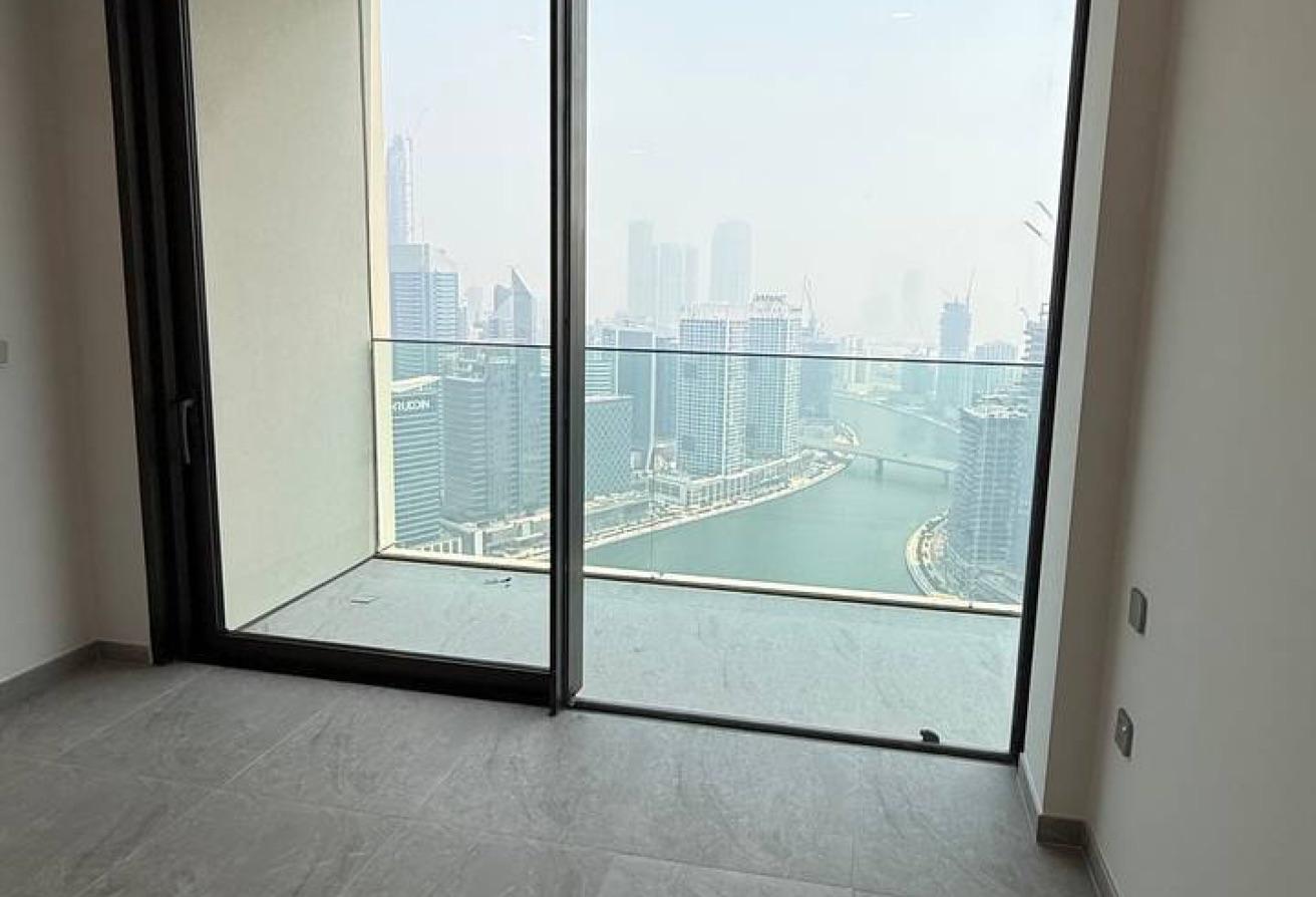 Stunning High-Floor 2-Bedroom Apartment photo 4