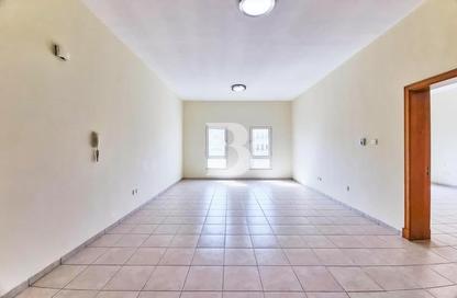 شقة - غرفة نوم - 2 حمامات للبيع في مبنى 165 - طراز حديث - ديسكفري جاردنز - دبي