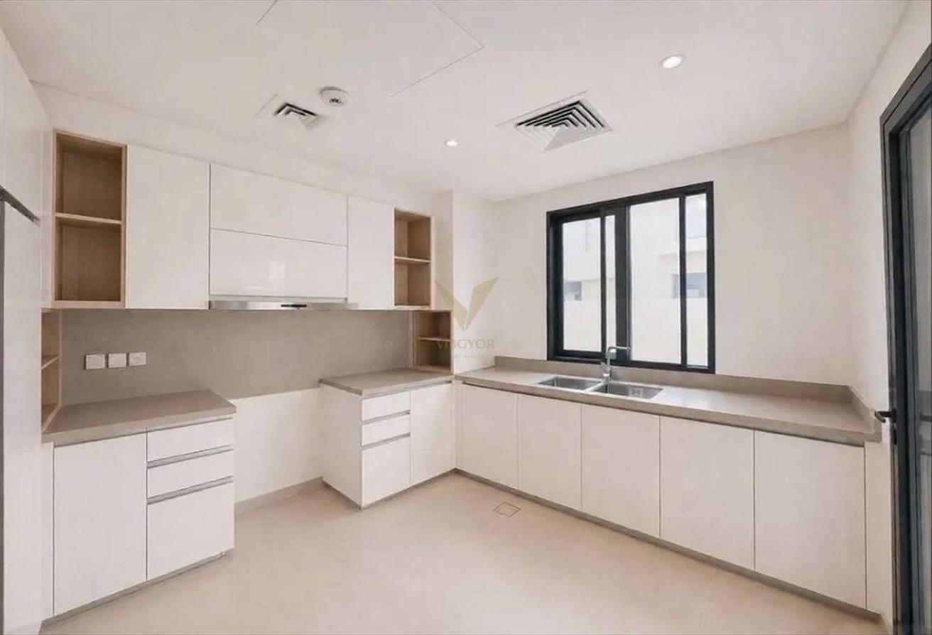 Elegant 5 Bedroom Villa in Jebel Ali Village photo 4