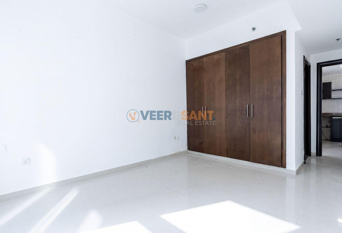Great Location | Metro Access | Canal View photo 8
