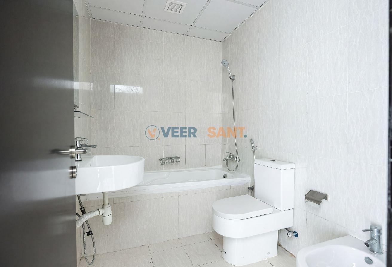 Great Location | Metro Access | Canal View photo 11