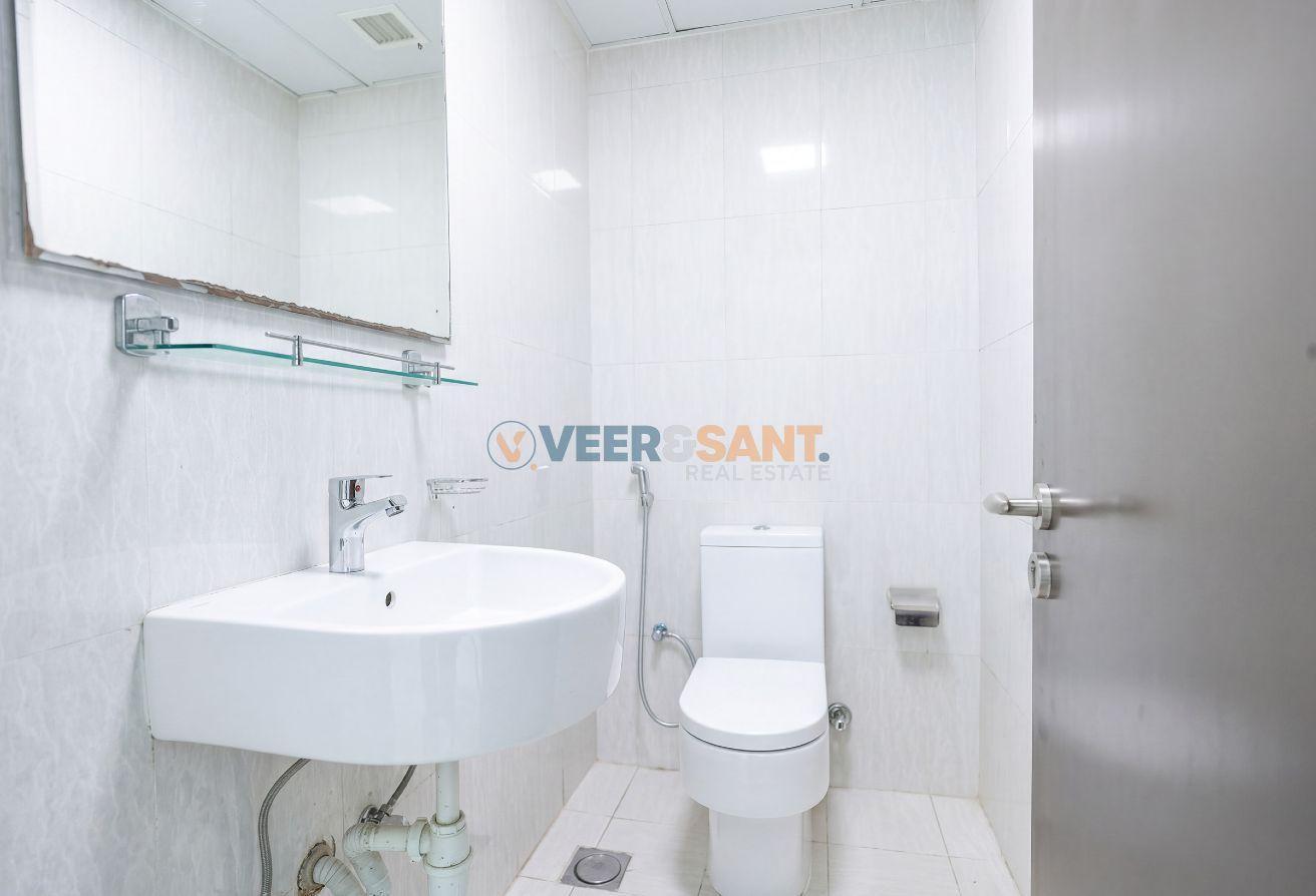 Great Location | Metro Access | Canal View photo 10