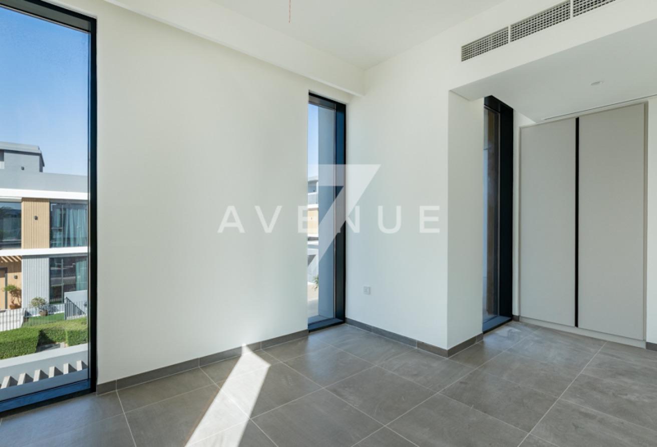 Single Row I Vacant I ONYX Collection photo 19