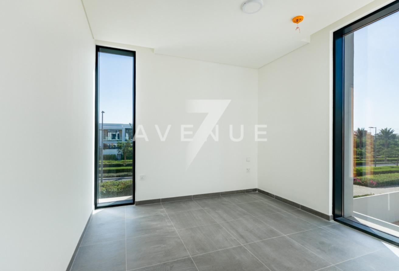 Single Row I Vacant I ONYX Collection photo 5