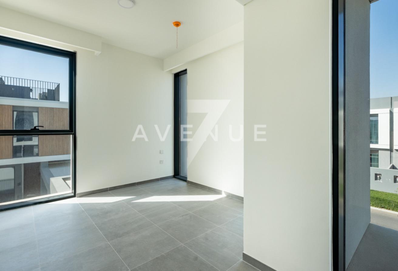 Single Row I Vacant I ONYX Collection photo 18