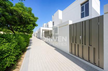 Villa - 5 - 6 for rent in Sunrise Living at Jumeirah Park - District 9 - Jumeirah Park - Dubai Villa - 5 - 6 for rent in Sunrise Living at Jumeirah Park - District 9 - Jumeirah Park - Dubai