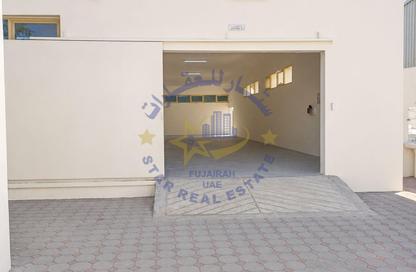 Warehouse - Studio - 2 Bathrooms for rent in Al Hayl - Fujairah