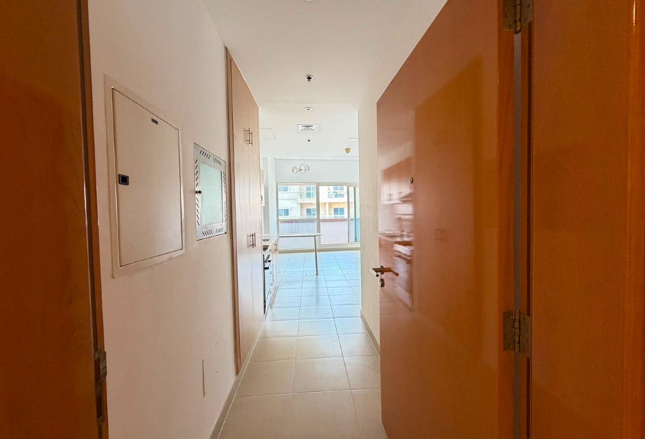 Open-plan 1BR | ASB Tower | Balcony with City Vie photo 8