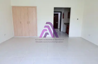 شقة - 1 حمام للايجار في اي سي 1- اماراتي - 02 - طراز إماراتي - المدينة العالمية - دبي