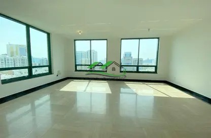 شقة - 3 غرف نوم - 4 حمامات للايجار في برج الساعه - شارع الكورنيش - أبوظبي