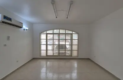 شقة - 3 غرف نوم - 2 حمامات للايجار في الجلة - المطارد - العين شقة - 3 غرف نوم - 2 حمامات للايجار في الجلة - المطارد - العين