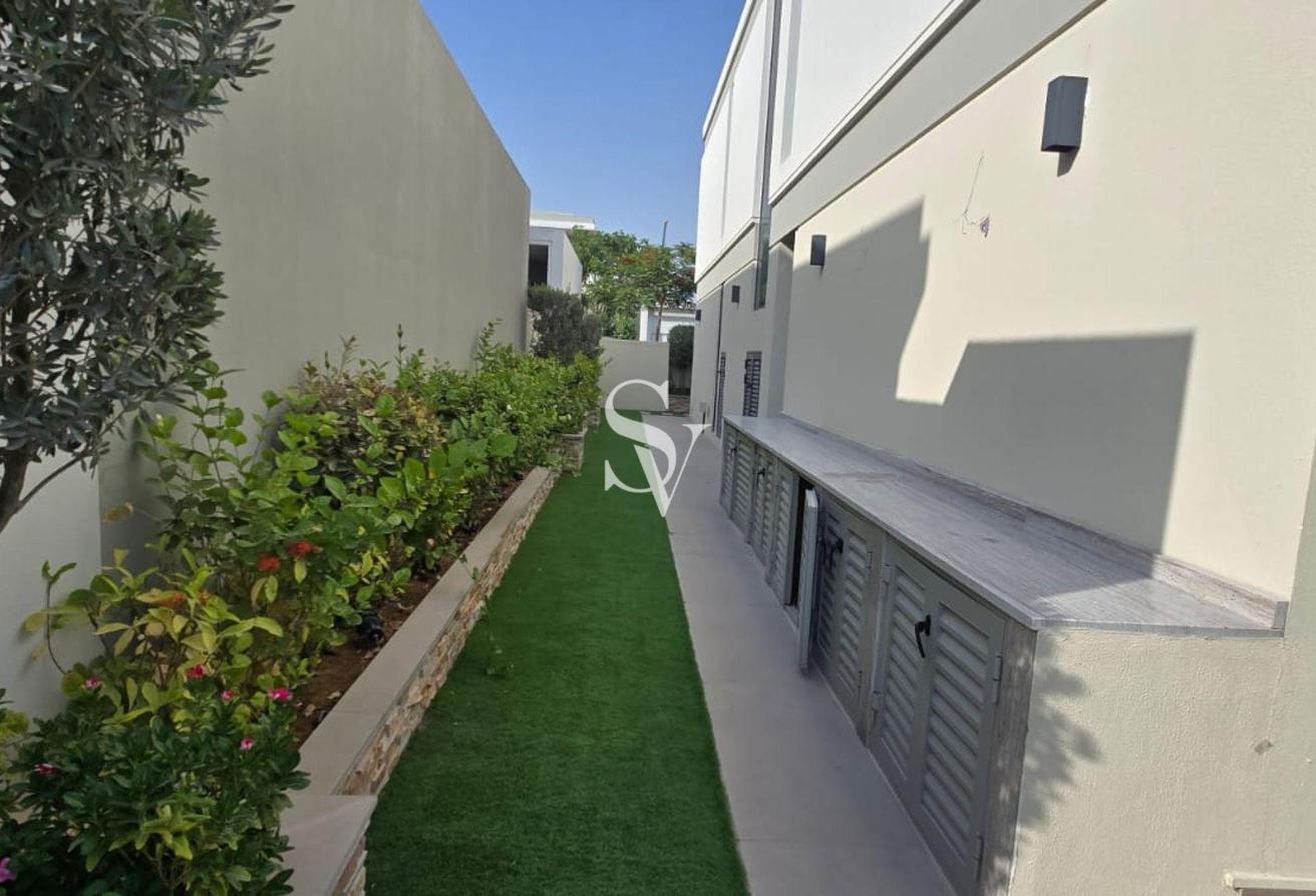 Fully Upgraded & Extended 4BR Villa | Green Belt photo 5