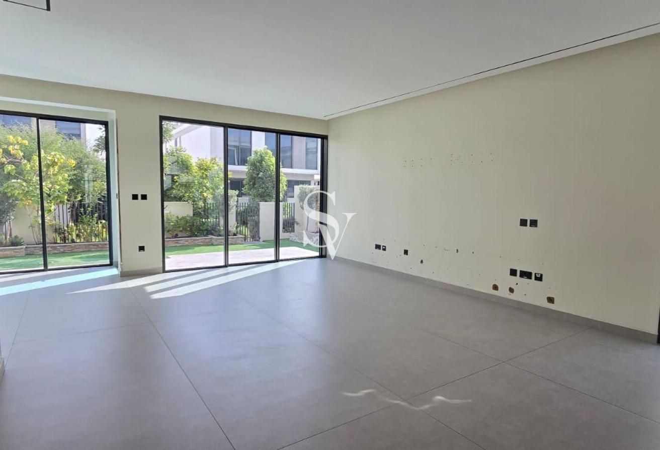 Fully Upgraded & Extended 4BR Villa | Green Belt photo 2