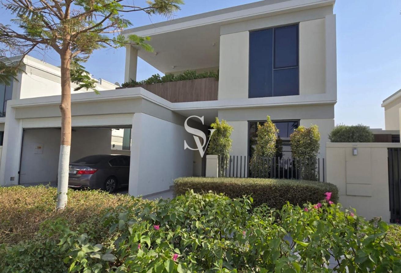 Fully Upgraded & Extended 4BR Villa | Green Belt photo 3
