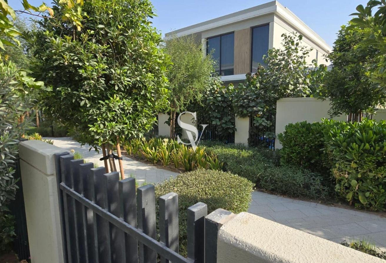 Fully Upgraded & Extended 4BR Villa | Green Belt photo 4