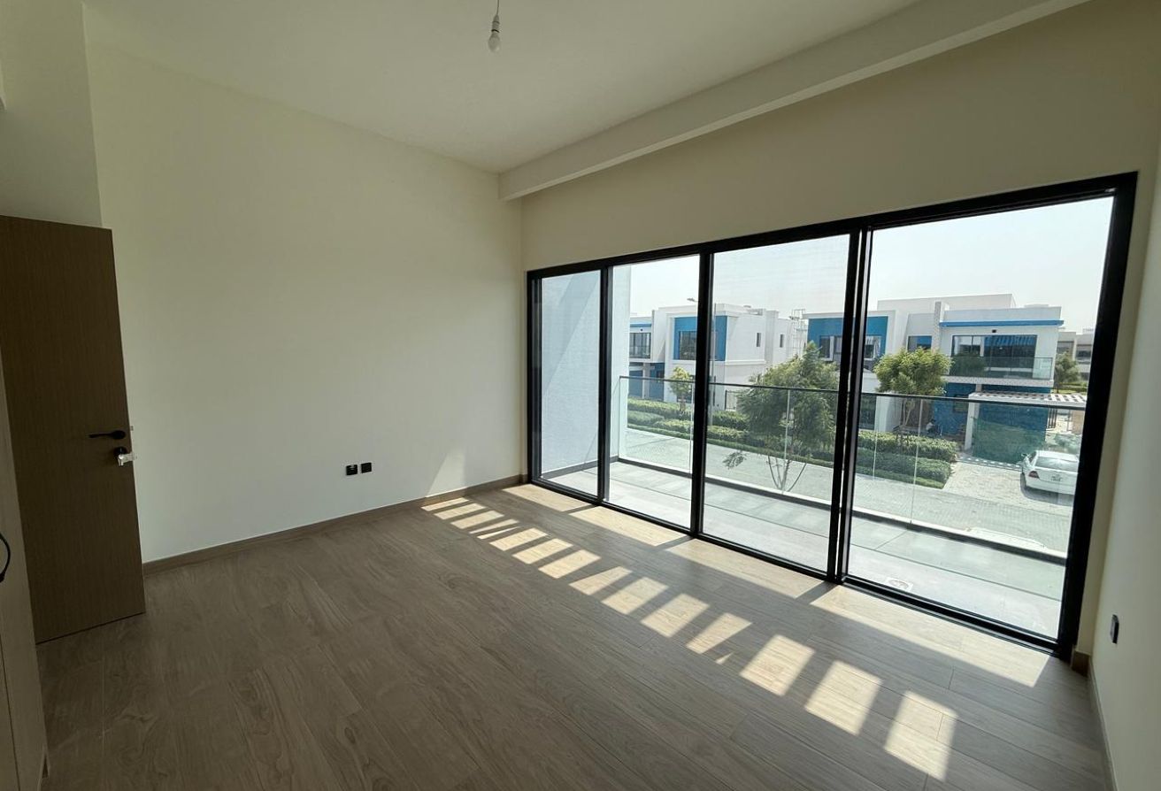 6 bedroom villa in Damac Lagoons: 7