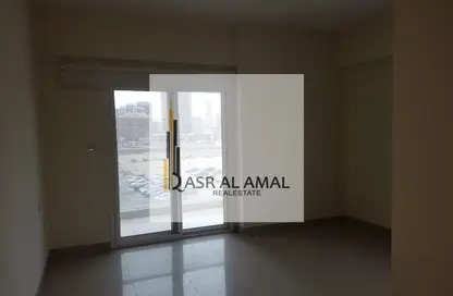 شقة - غرفة نوم - 2 حمامات للايجار في المساكن الحمراء - مدينة دبي الرياضية - دبي