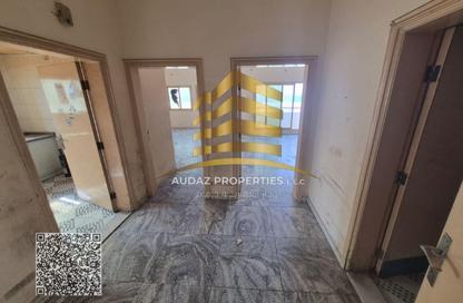 عمارة بالكامل - 7+ - 7+ للإيجار في برج الكورنيش - طريق كورنيش عجمان - عجمان
