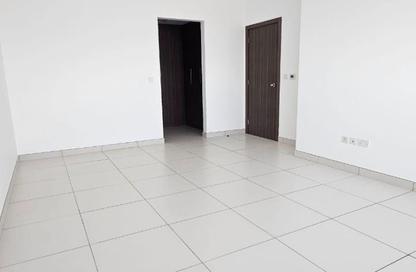 شقة - 2 غرف نوم - 3 حمامات للايجار في اقامة وندسور - مجمع دبي ريزيدنس - دبي لاند - دبي