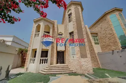 Villa - 4 Bedrooms - 5 Bathrooms for rent in Jumeirah 2 - Jumeirah - Dubai