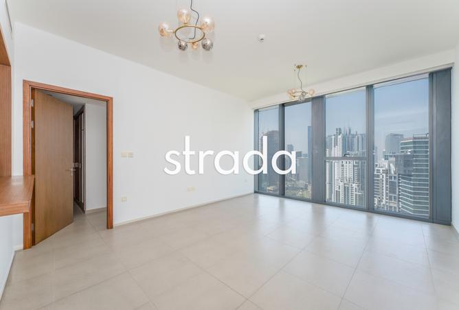 Bright | Unfurnished | Freshly Painted photo 3