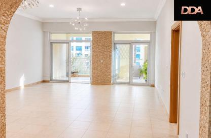 Apartment - 2 Bedrooms - 2 Bathrooms for rent in Al Anbara - Shoreline Apartments - Palm Jumeirah - Dubai