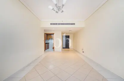 شقة - 3 غرف نوم - 3 حمامات للايجار في برج توينتي فرست سينشري - شارع الشيخ زايد - دبي