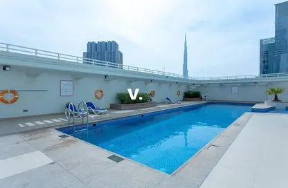 شقة - 2 غرف نوم - 2 حمامات للايجار في برج توينتي فرست سينشري - شارع الشيخ زايد - دبي