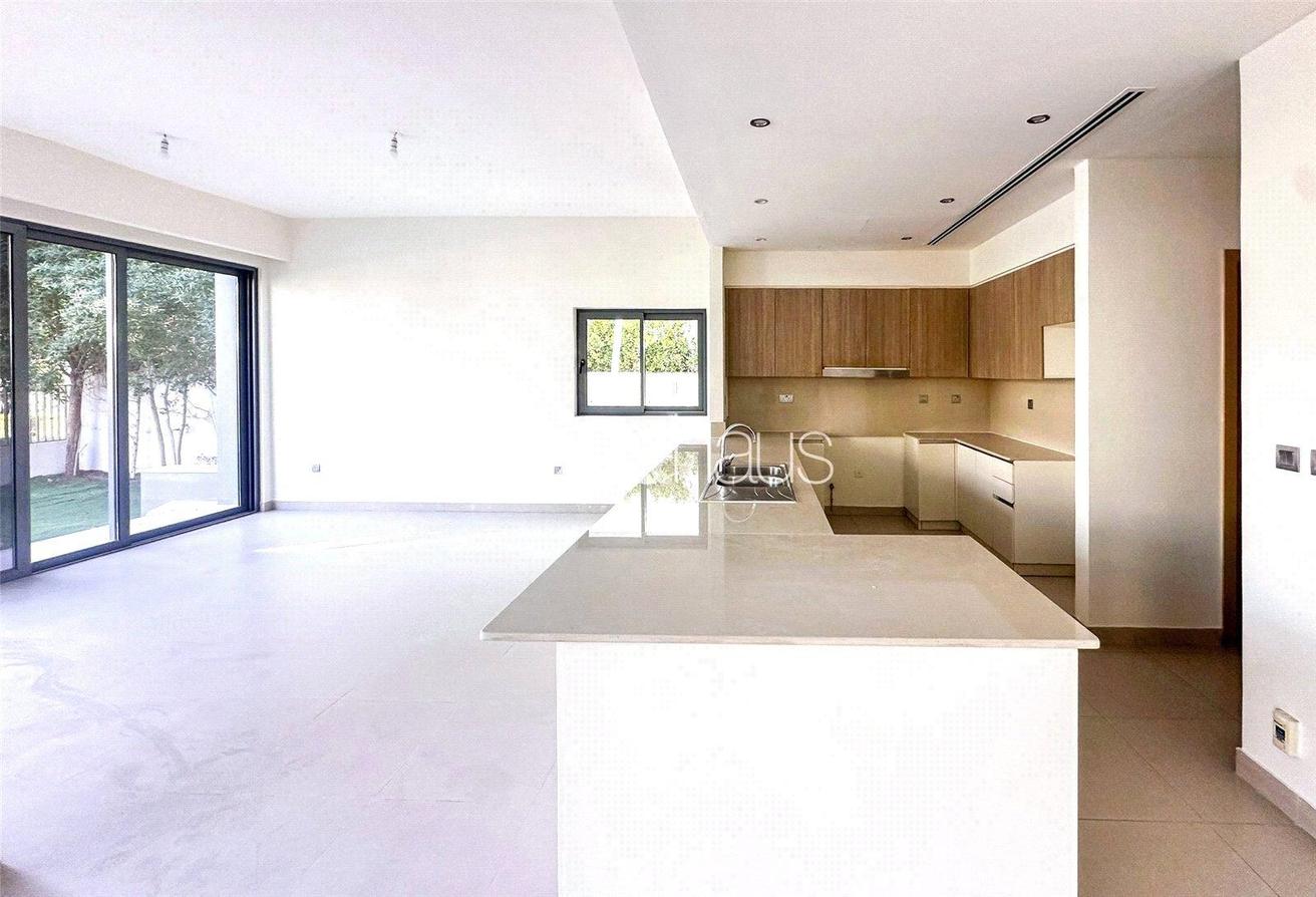 Stunning Five Bed | Close to Pool | Single Row photo 9