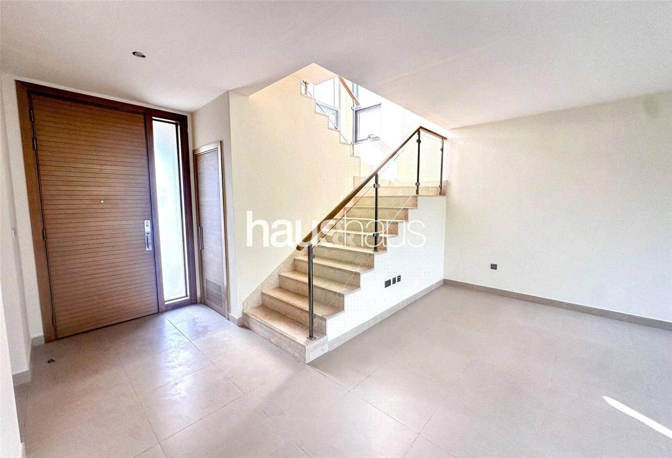 Stunning Five Bed | Close to Pool | Single Row photo 6