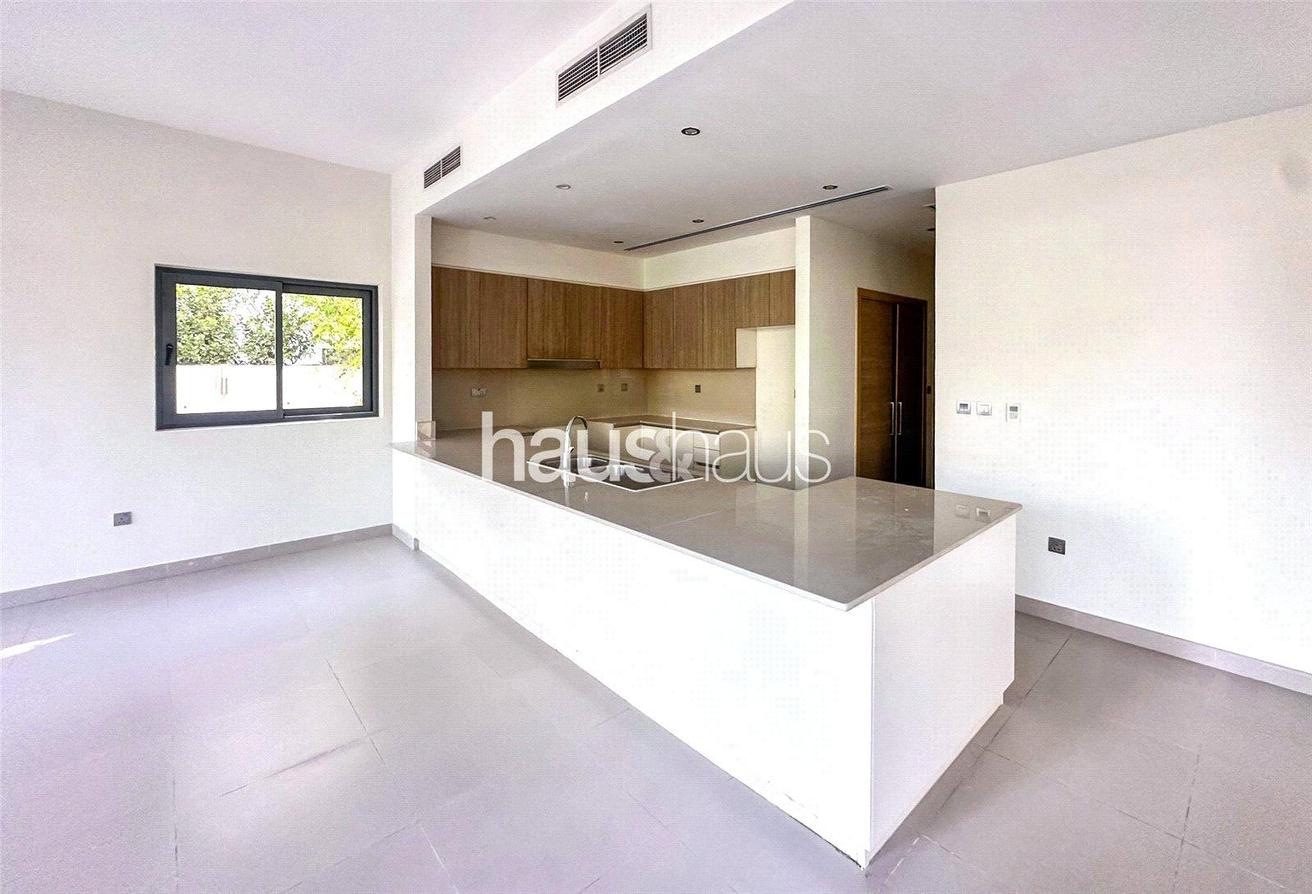 Stunning Five Bed | Close to Pool | Single Row photo 4