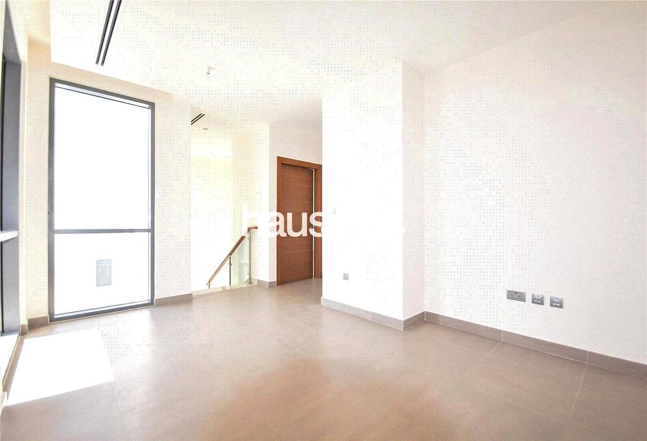 Stunning Five Bed | Close to Pool | Single Row photo 11