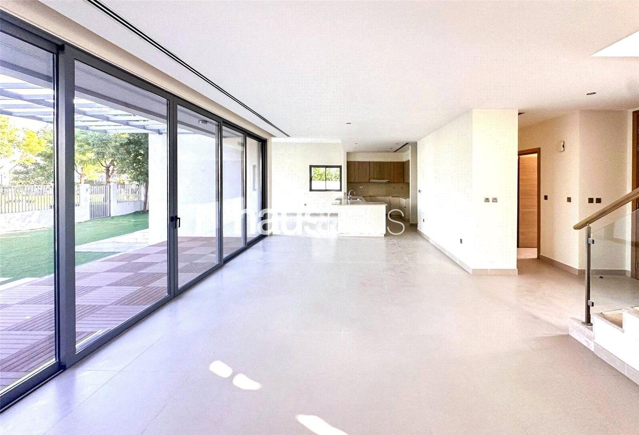 Stunning Five Bed | Close to Pool | Single Row photo 3