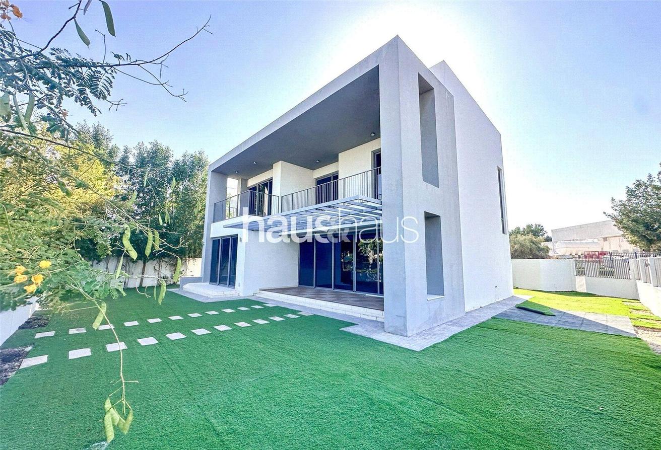 Stunning Five Bed | Close to Pool | Single Row photo 2
