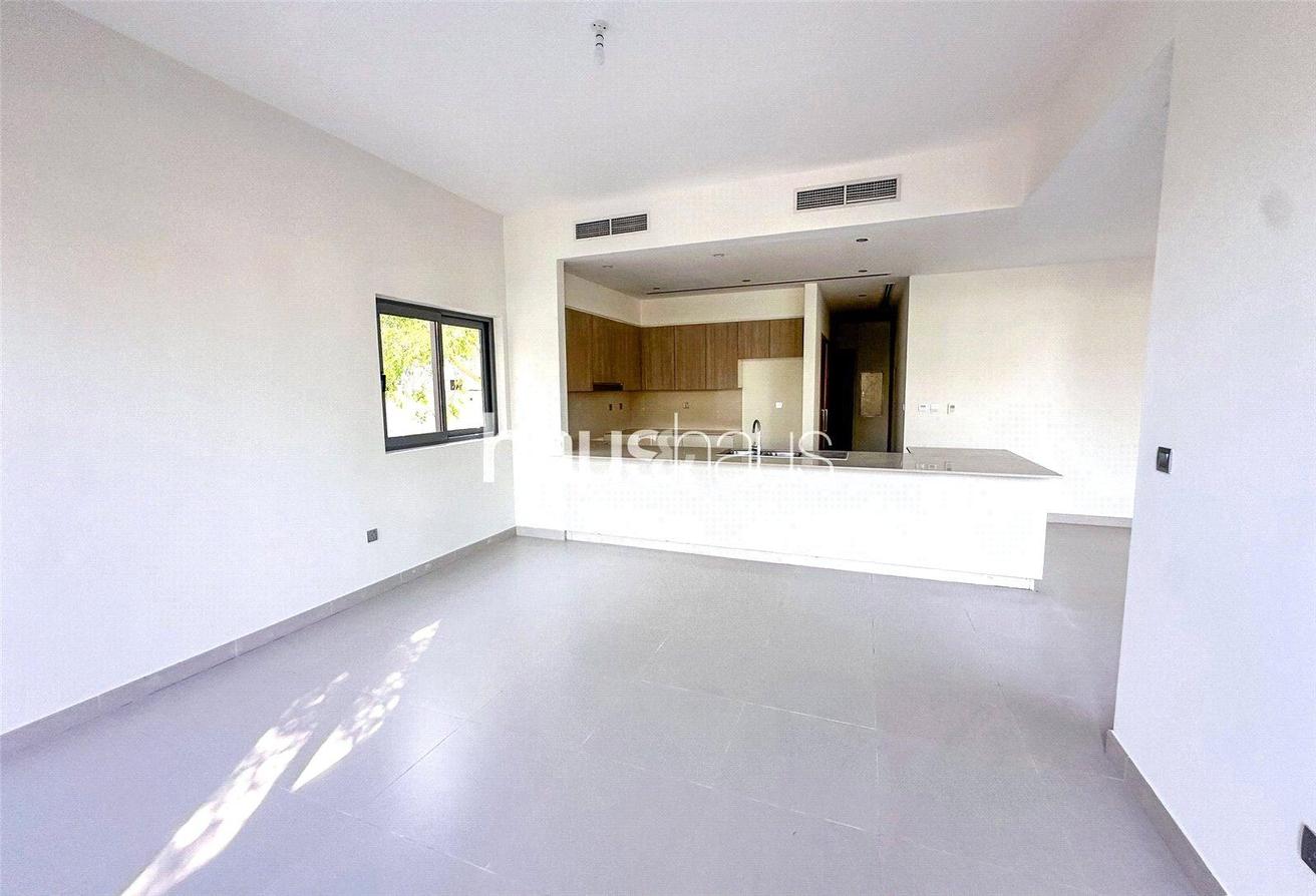 Stunning Five Bed | Close to Pool | Single Row photo 8