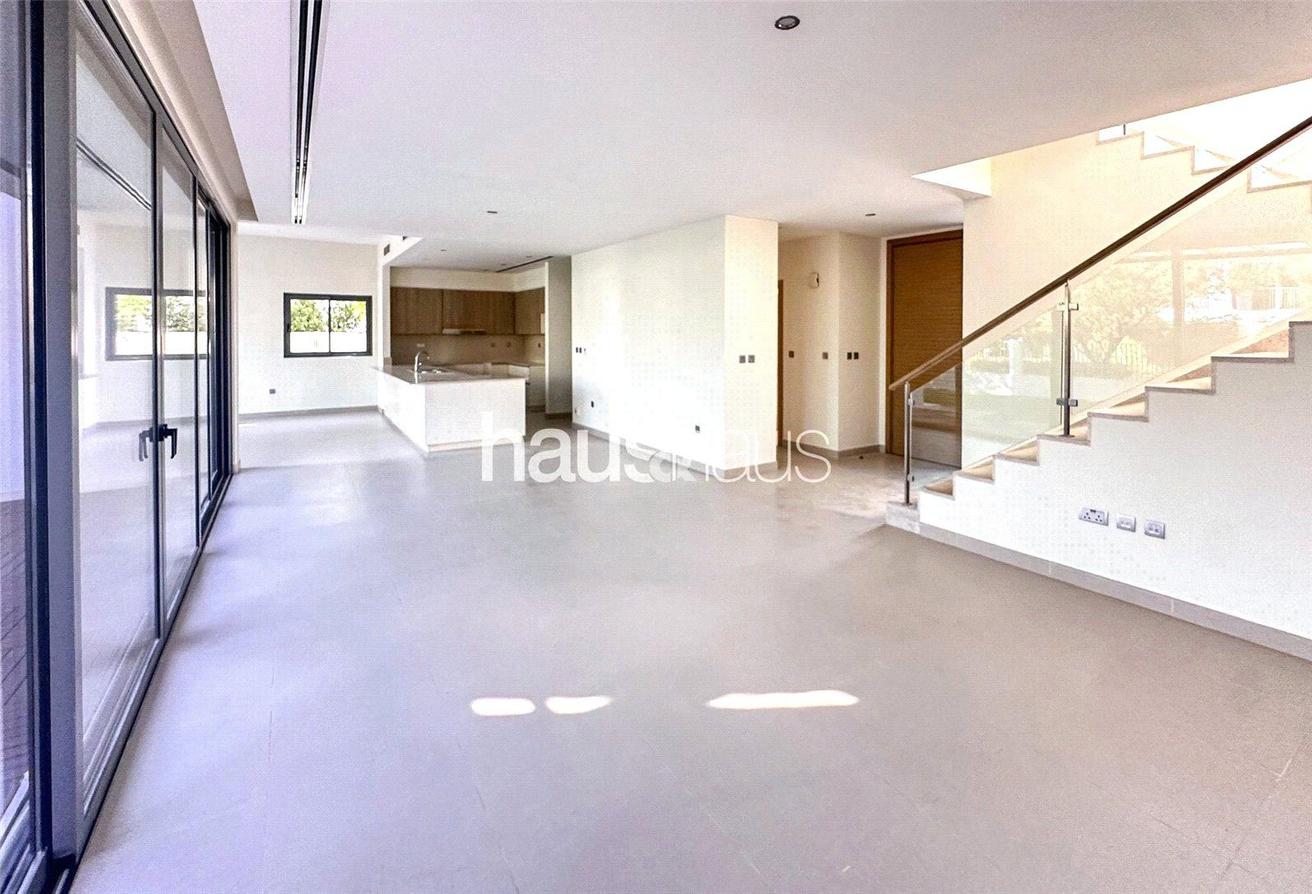 Stunning Five Bed | Close to Pool | Single Row photo 10
