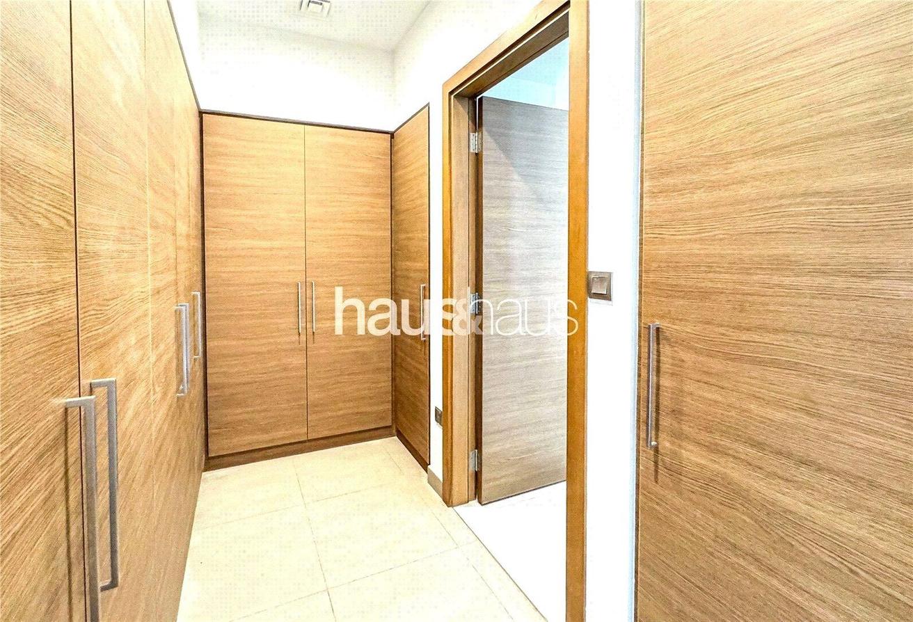 Stunning Five Bed | Close to Pool | Single Row photo 12
