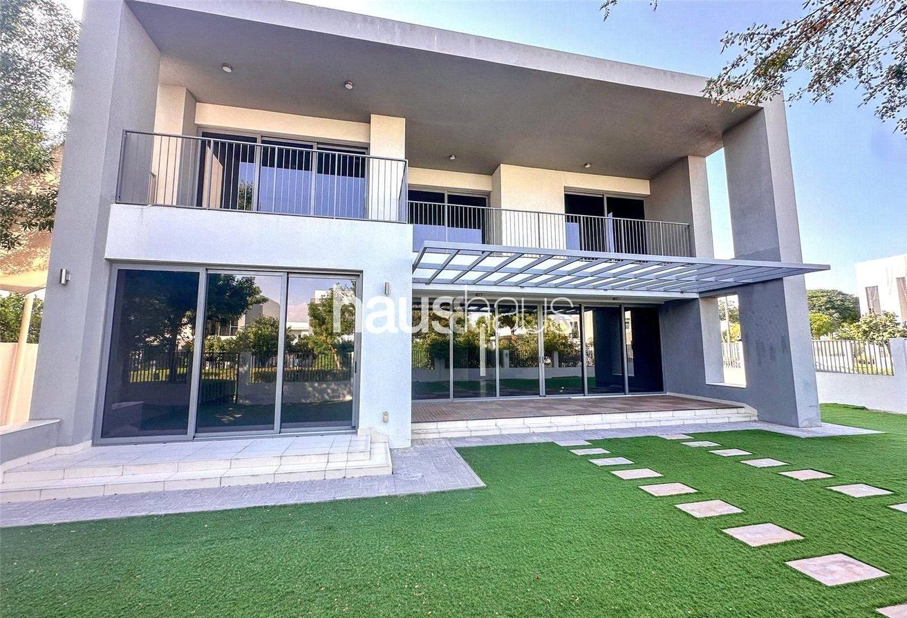 Stunning Five Bed | Close to Pool | Single Row photo 7