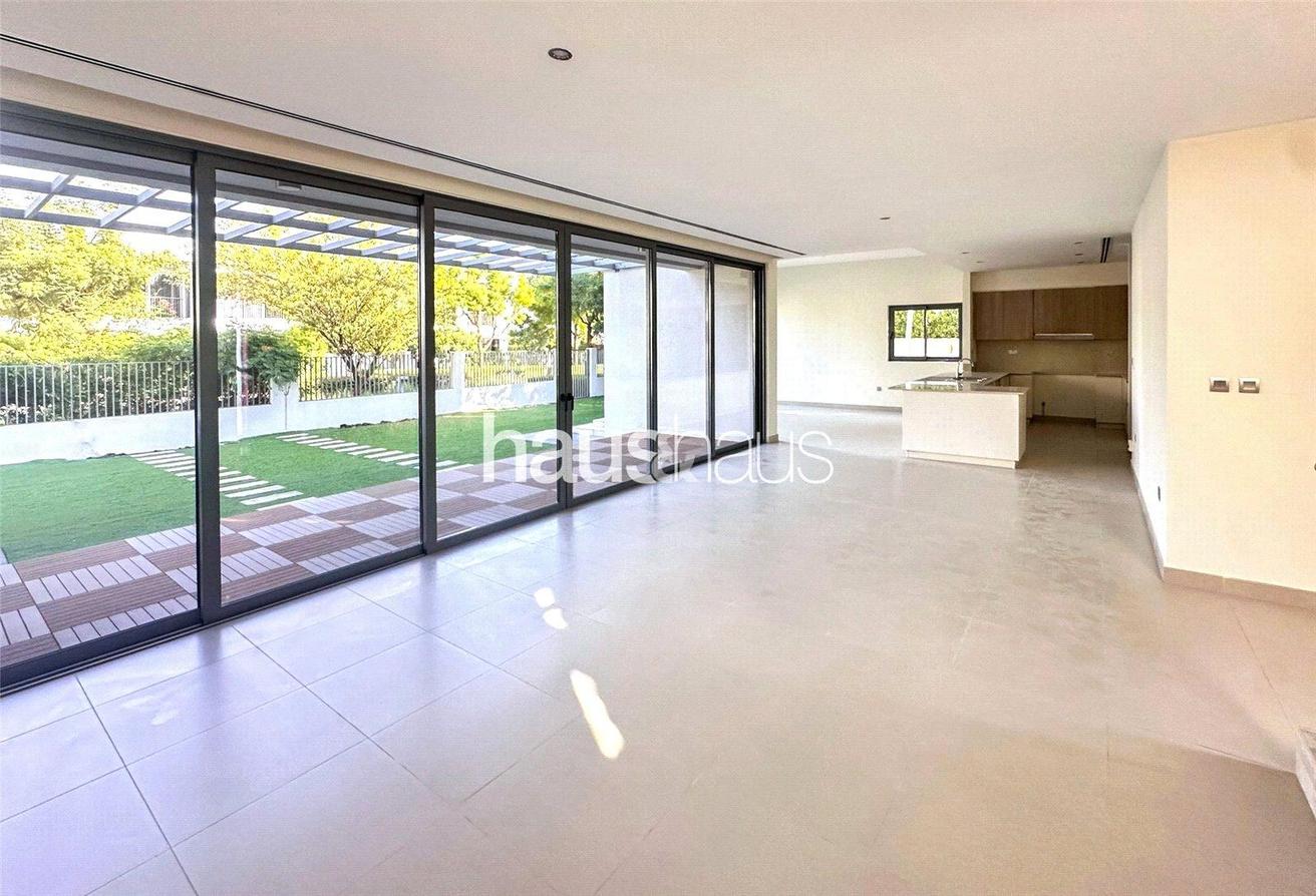 Stunning Five Bed | Close to Pool | Single Row photo 5