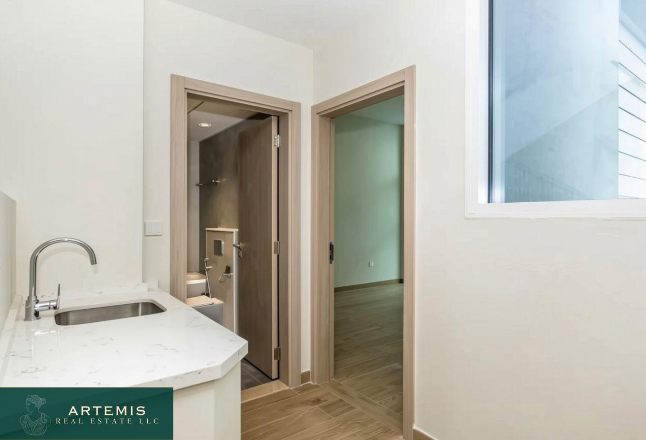 Corner Unit|Bright|Spacious|Well-Maintained|Vacant photo 5
