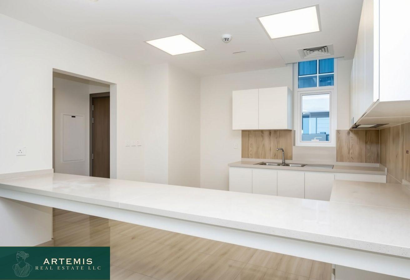 Corner Unit|Bright|Spacious|Well-Maintained|Vacant photo 4