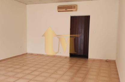 Shop - Studio - 1 Bathroom for rent in Building Y24 - England Cluster - International City - Dubai