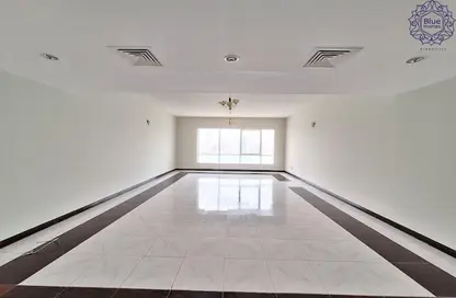 Apartment - 4 Bedrooms - 5 Bathrooms for rent in Salam Tower - Al Majaz 1 - Al Majaz - Sharjah