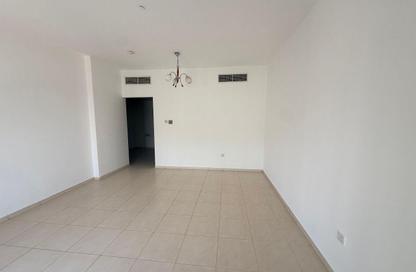 شقة - 2 غرف نوم - 2 حمامات للايجار في النباعة - الشارقة