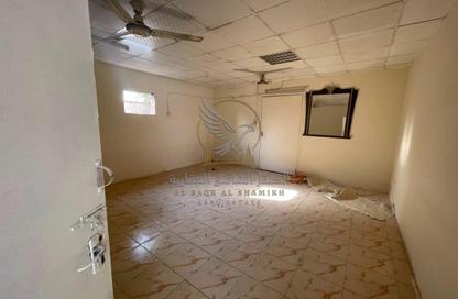 Business Centre - Studio - 5 Bathrooms for rent in Ali Mousa Building - Al Sajaa Industrial - Al Sajaa - Sharjah