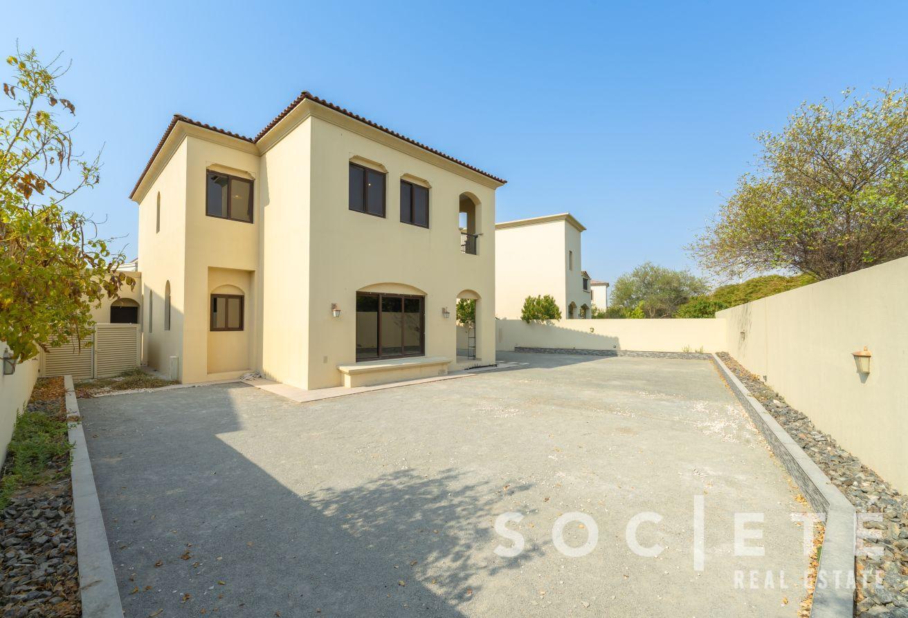 Prime Location | Vacant Now | Huge Plot photo 12