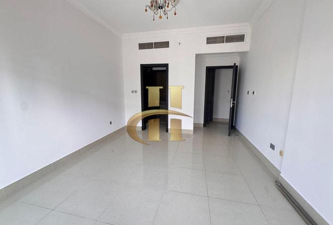 Massive 2Bhk -Close Kitchen -With Balcony-Vacant photo 2
